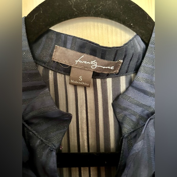 Ruffle front button down Mini - Picture 3 of 5